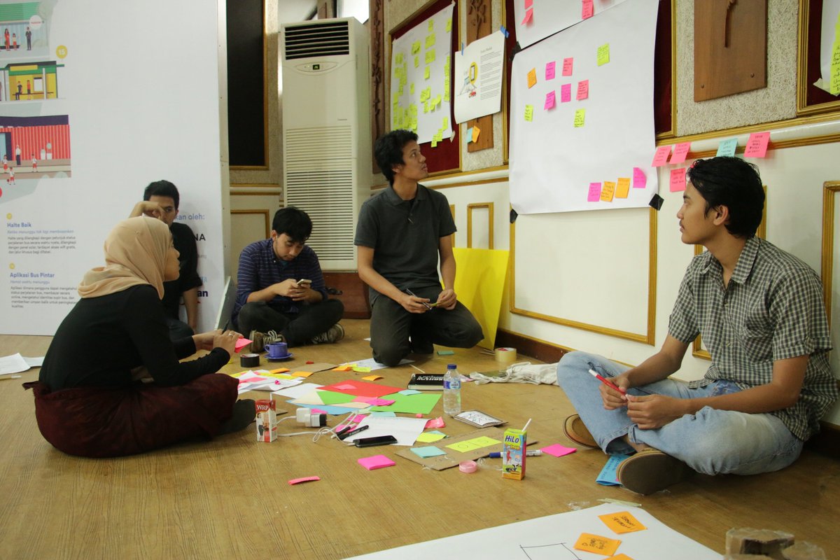 iuran_id's tweet photo. Peserta Bandung Innovation Jam mendiskusikan inti permasalahan dan bagaimana ide finalis dapat menyelesaikannya. https://t.co/hTePwkK09o