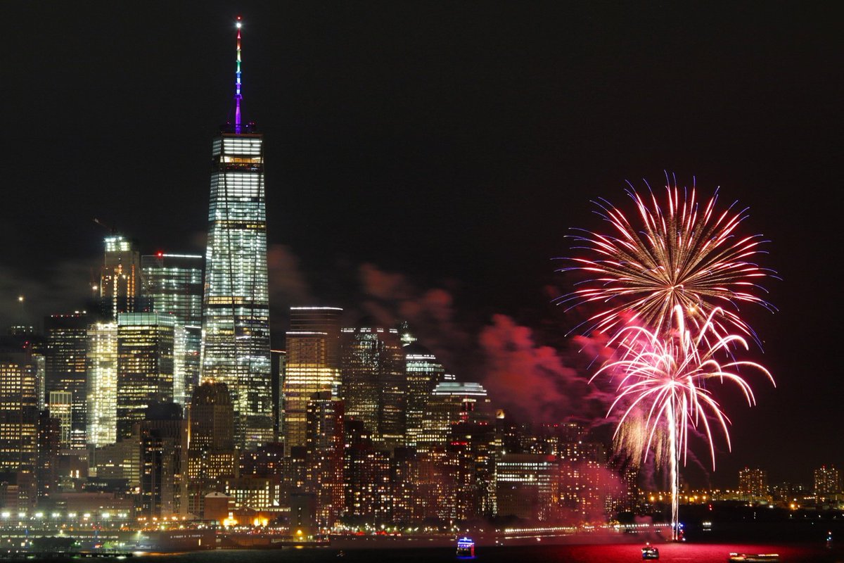 Mirch_7's tweet photo. きれい！"@maximusupinNYc: Tonight's fireworks display above Lower Manhattan for #pride2016 https://t.co/qj3Y7cRbZL"