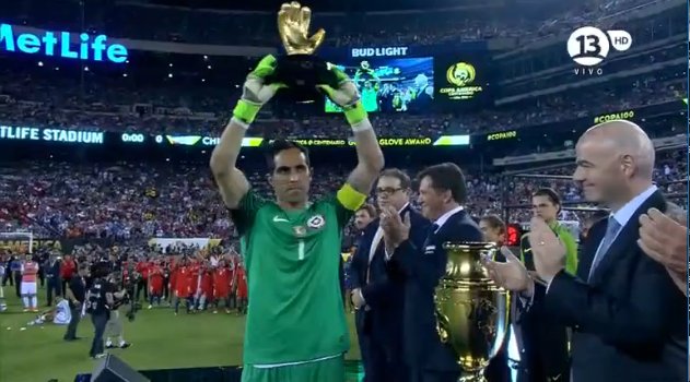 MediosUnidosCL's tweet photo. Claudio Bravo recibe el Guante de Oro, como el mejor portero de la Copa https://t.co/qZsp8tgSeu