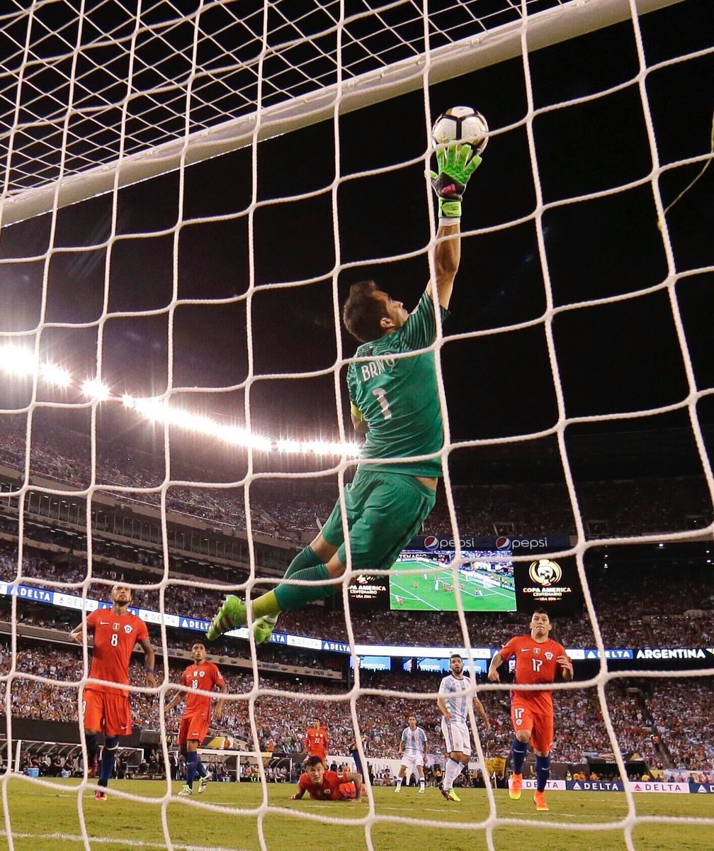 alancereceda's tweet photo. Grande Chile! Grande Capitán!!! #Copa100 #VamosChileCTM https://t.co/7ybVC709tA