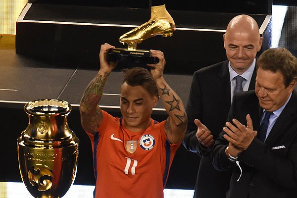 Emol's tweet photo. Eduardo Vargas le ganó a Lionel Messi y se consagró bigoleador de América https://t.co/4rnyvdccuc https://t.co/Vv1ZeJFVlS