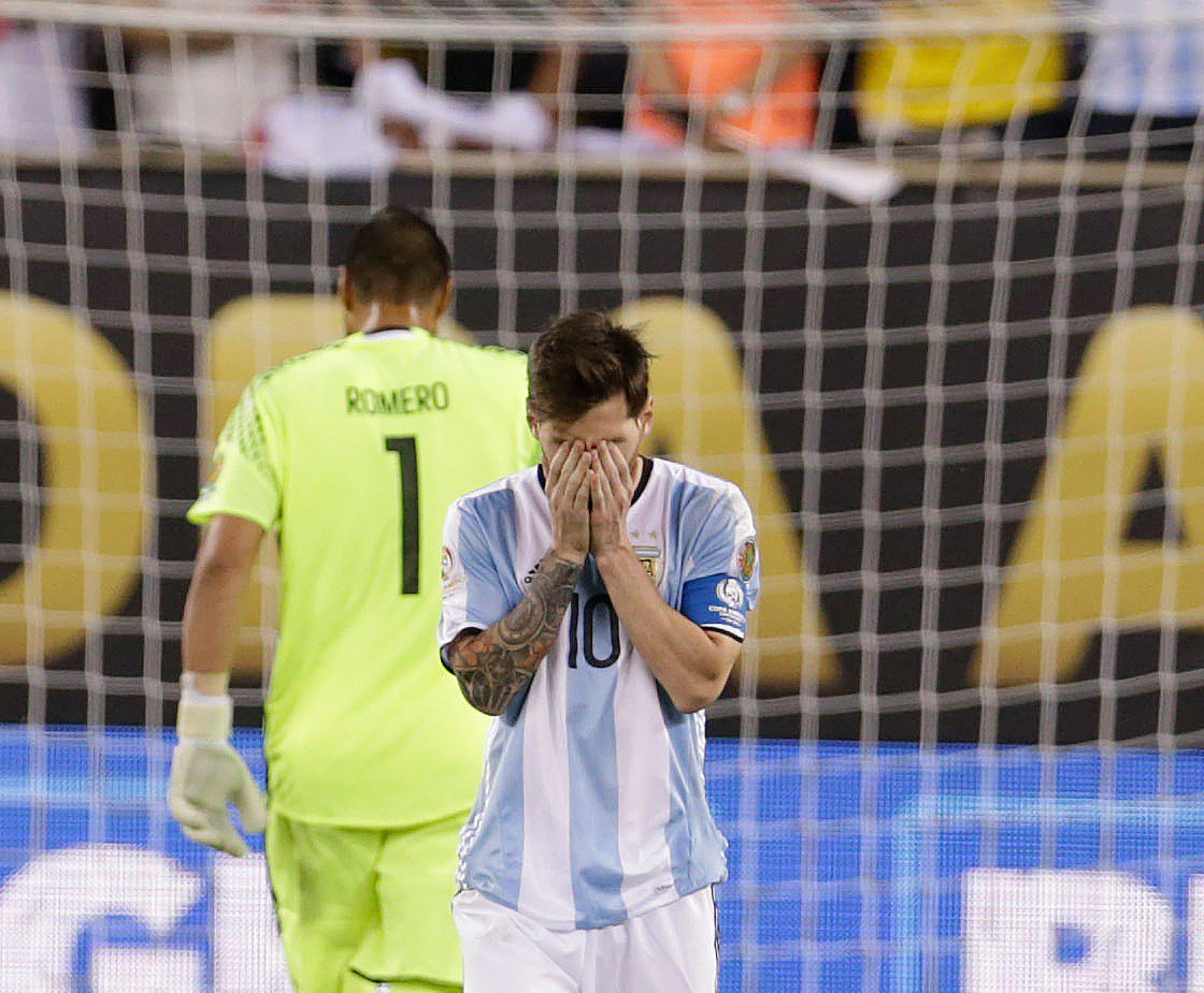 ClaroSportsCo's tweet photo. Messi lloró desconsoladamente tras perder nuevamente la final de la #CopaAmerica ➜ https://t.co/iLKY6j7AP2 https://t.co/rzEbgdHBIB