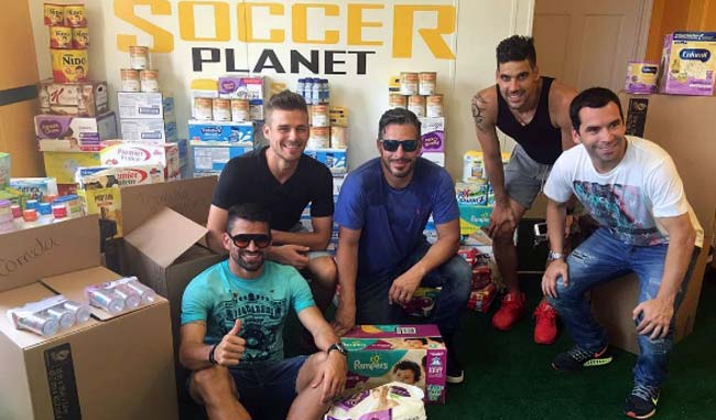 Meridianoonline's tweet photo. #LaVinotinto || Jugadores de la Vinotinto recogieron donativos para hospitales venezolanos
https://t.co/5QVIrlrvnd https://t.co/UgNvrRIXPp