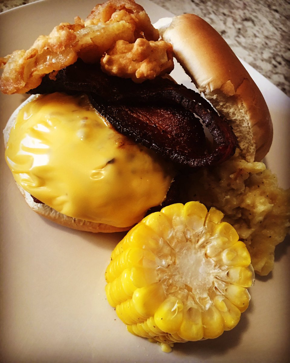 CupTanked's tweet photo. An amazing juicy #burger with hot sauce #grilled in....#cheese #pepperbacon and homemade #onionrings https://t.co/F5VkrklvhF