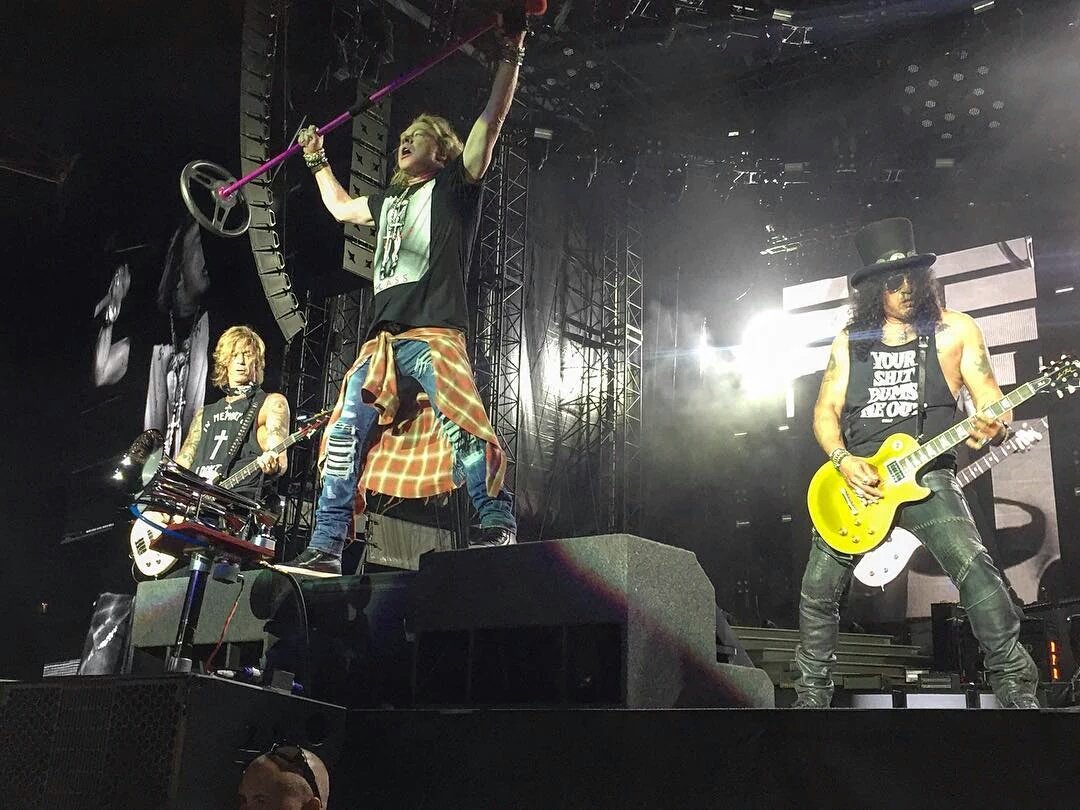 JossLusand's tweet photo. Duff, Axl &amp; Slash..... GUNS N' ROSES ❤  #FedExStadium #Washington #NotInThisLifeTime #GnFnR 🔫 N'🌹 https://t.co/cdBCGFAnHS