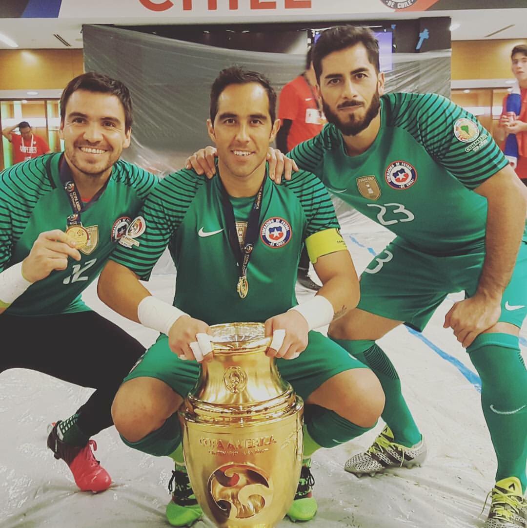 11mcaceresG's tweet photo. GRANDE MI CHILE 👏🏼🇨🇱👏🏼🇨🇱👏🏼Saludos a los 3, grandes CRAKS y mejores personas @SamuraiAzul25 @C1audioBravo @Toselli23 https://t.co/OhykgHdBY5