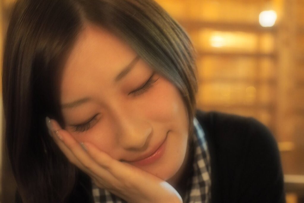 hironobutnk's tweet photo. 写真を撮る時は「自分の目でどう見えているか」に近づける練習をしてください。僕が女性にめちゃくちゃ寄るのと、ソフトフィルターをかけてるのは、「裸眼でそのように見えている」からです。対して僕は風景は全然撮りません。「見てもないから」です https://t.co/Xj9aRUrx1h