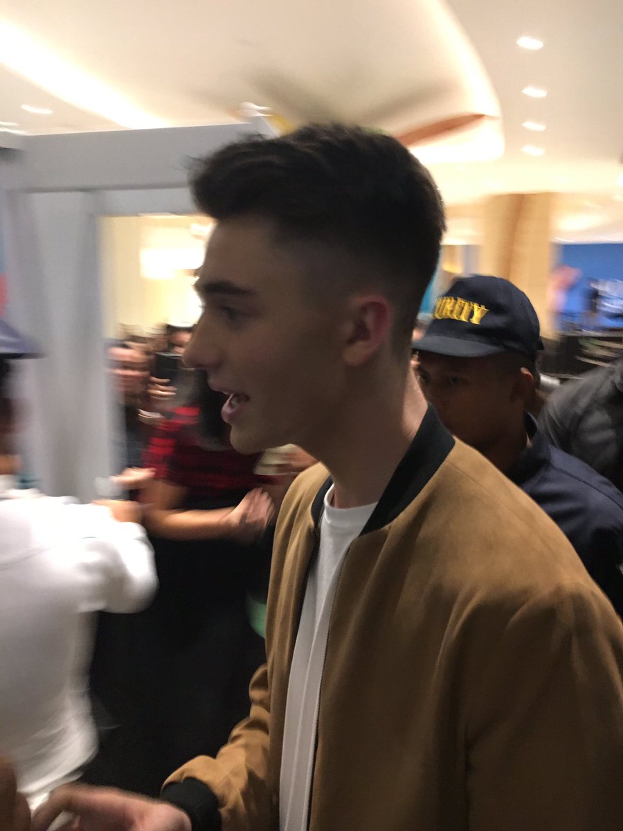 ALYmentary_'s tweet photo. Falling in line at 4am was all worth it. Thank you! #GreysonInMNL #gcbackinmnl #GreysonChanceInManila https://t.co/VJn008VHQN