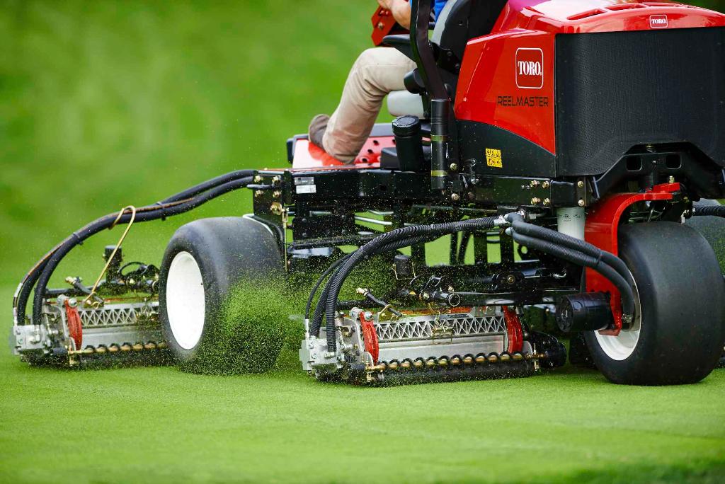 toroaus's tweet photo. Rated at just 84 dB(A), the #Reelmaster 3555/75 is one of the the quietest fairway units in its class. https://t.co/Cgg0Poz9W4