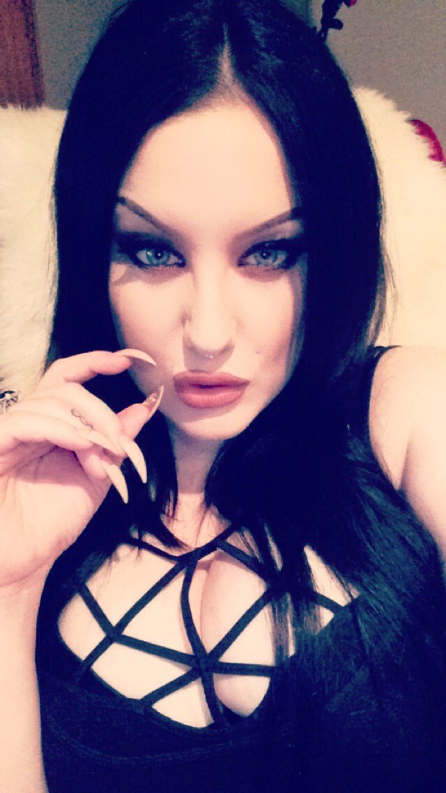 S_Valentine_13's tweet photo. I'm gonna pinch you π¦#whatisthisface #dumbselfie #postitanyway #hashtag https://t.co/ed5ZymcsqS