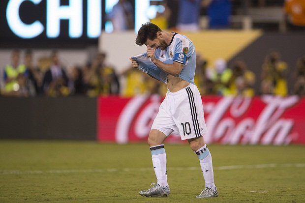 lacuarta's tweet image. [Video] No aguantó más: Lionel Messi renunció a la selección argentina ow.ly/kqhZ301EOZ0