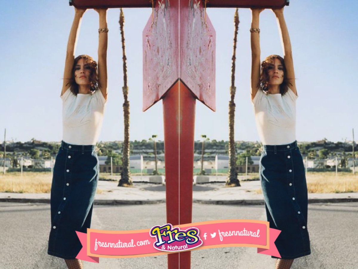 fresnnatural's tweet photo. Gunakan long button skirt dgn blouse utk menampilkan gaya simple #freshion Tambah stocking agr lbh fashionable Gals https://t.co/xNB1C4QKXk