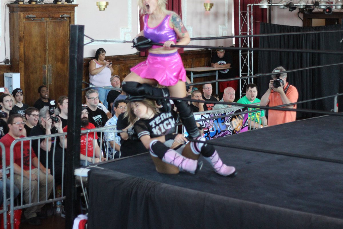 DAFALCON11's tweet photo. @Shazza_McKenzie with a running kick on @Evie_NZ #SHIMMER82 https://t.co/ttVCLyWoi3