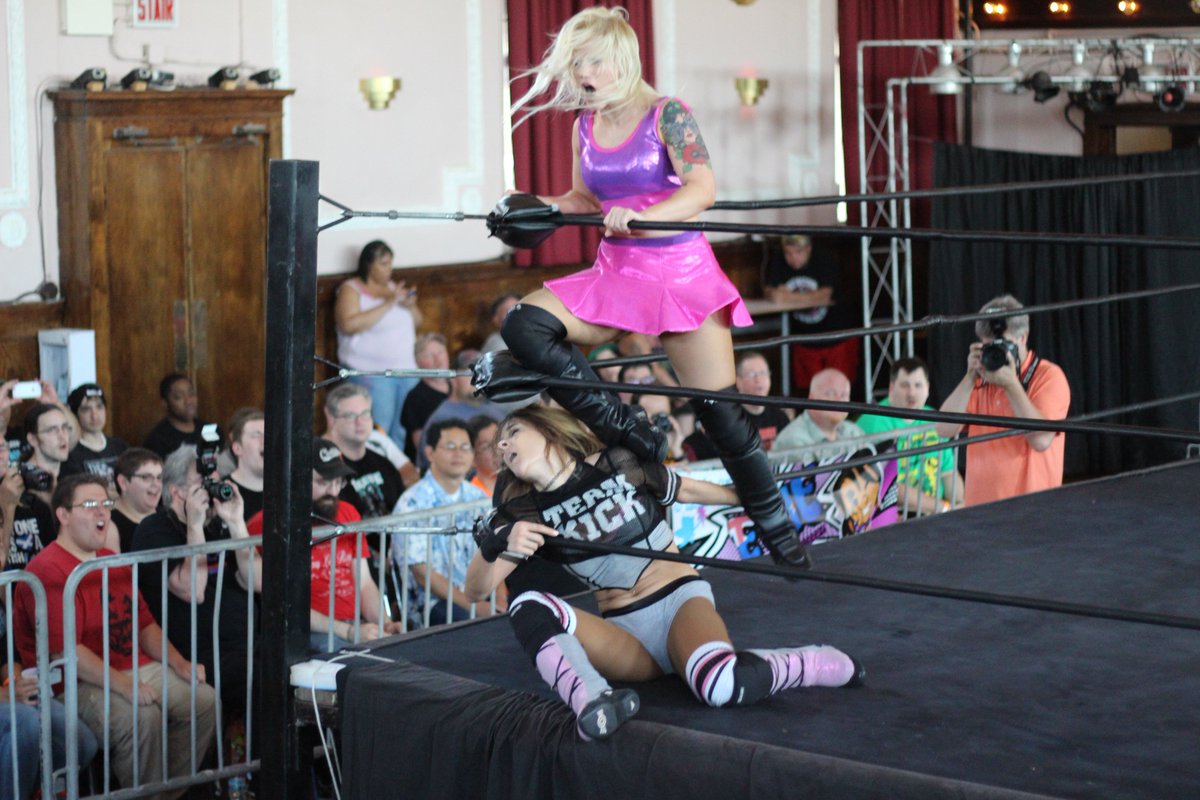 DAFALCON11's tweet photo. @Shazza_McKenzie with a running kick on @Evie_NZ #SHIMMER82 https://t.co/ttVCLyWoi3