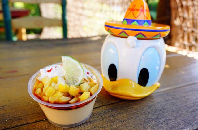 TDR_PR's tweet photo. メキシカン・カスタードプリンのフランは、たっぷりとのったトロピカルなフルーツとの相性ばっちり♪ソンブレロハットをかぶったドナルドダックがモチーフのスーベニアケース付きでどうぞ。 https://t.co/uWZ9bblP6G https://t.co/6A08jM3f9J