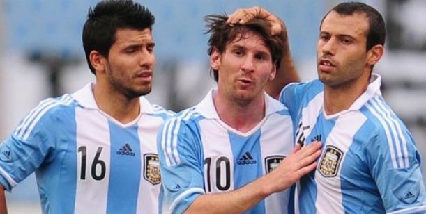 lauratapiasr's tweet photo. ¡Se acabó! Agüero, Mascherano y Messi han anunciado su retiro de la Selección Albiceleste. ¡Un país entero colapsa! https://t.co/SIv1tpaM1G