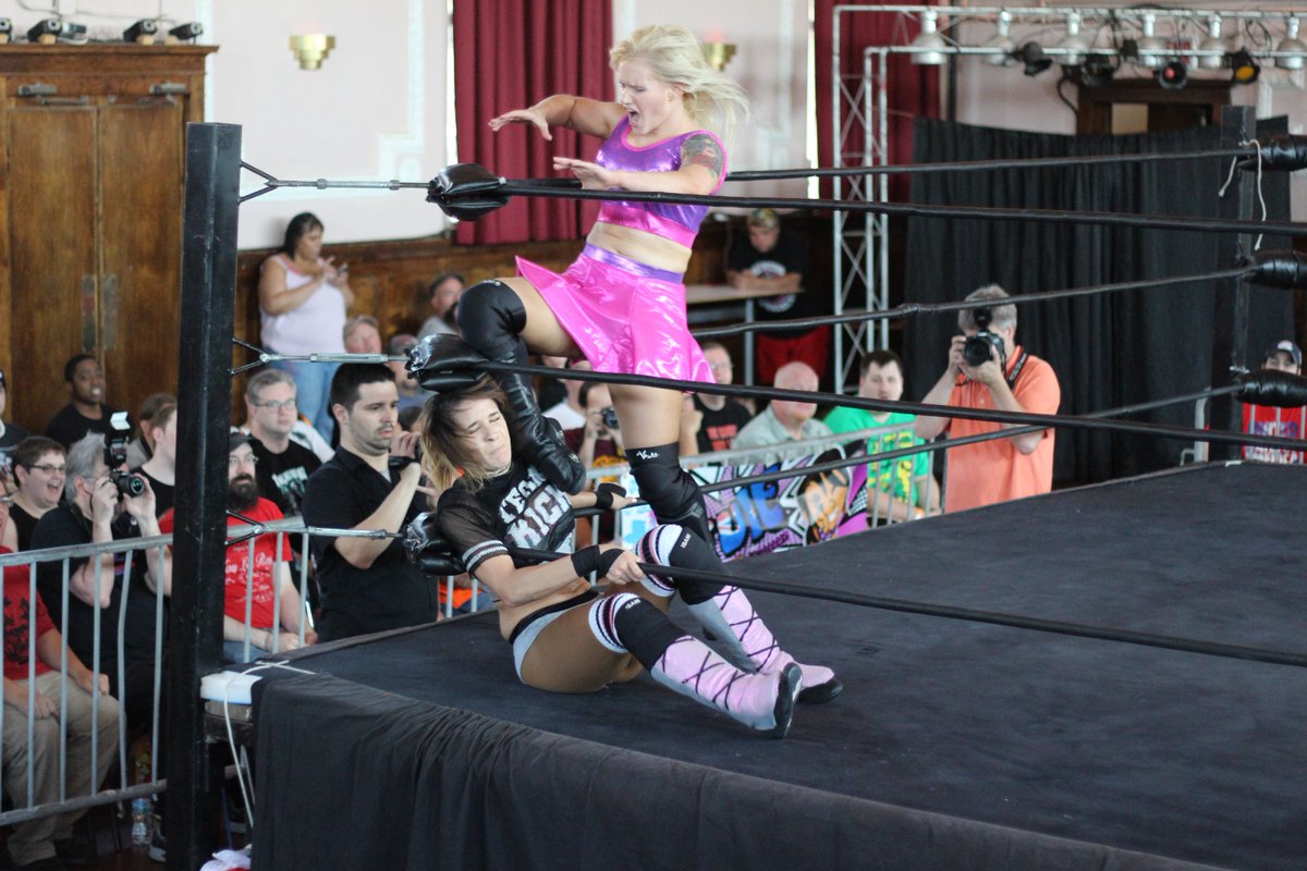 DAFALCON11's tweet photo. @Shazza_McKenzie with a running kick on @Evie_NZ #SHIMMER82 https://t.co/ttVCLyWoi3