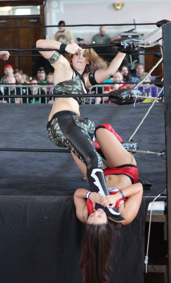 DAFALCON11's tweet photo. @nmatthewsninja with a brutal boot to the throat of @NixonNewell #SHIMMER82 Great debut weekend for Nixon! https://t.co/WFLInRn8AL