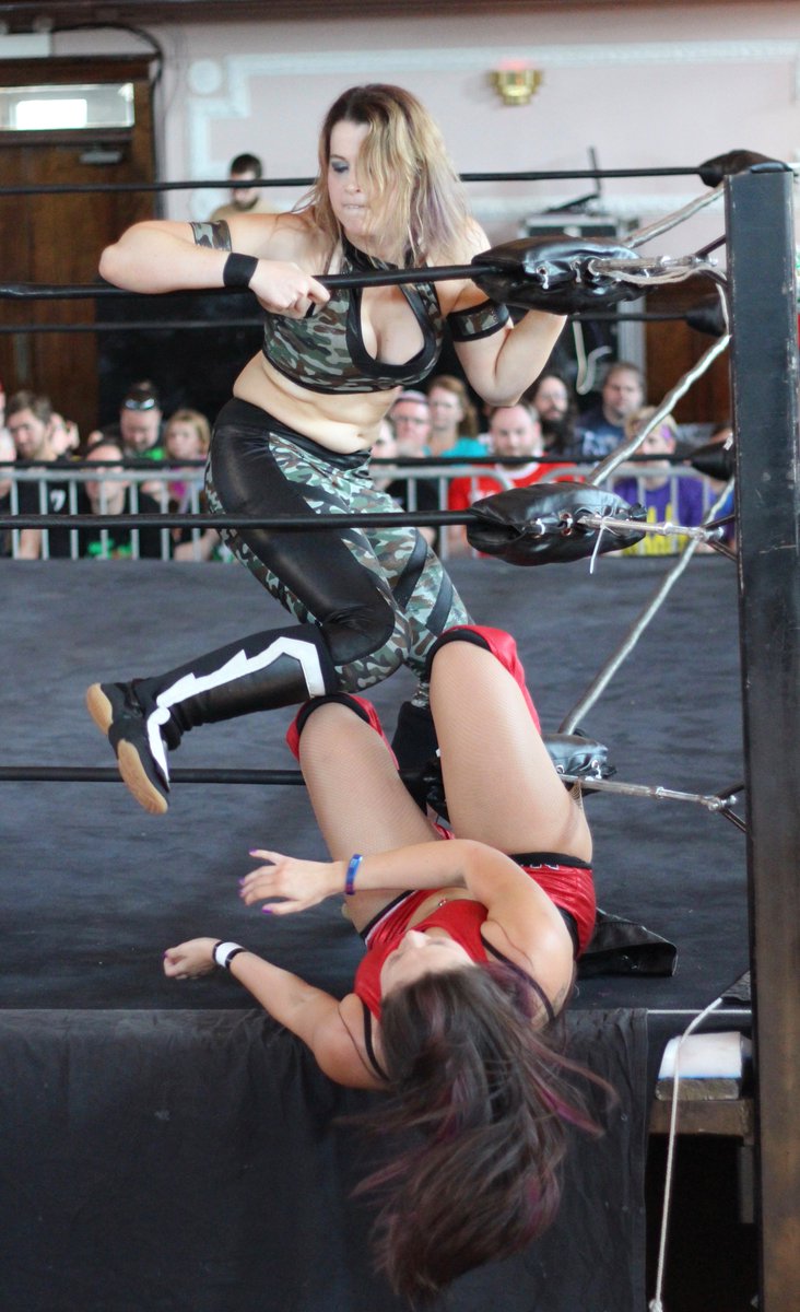 DAFALCON11's tweet photo. @nmatthewsninja with a brutal boot to the throat of @NixonNewell #SHIMMER82 Great debut weekend for Nixon! https://t.co/WFLInRn8AL
