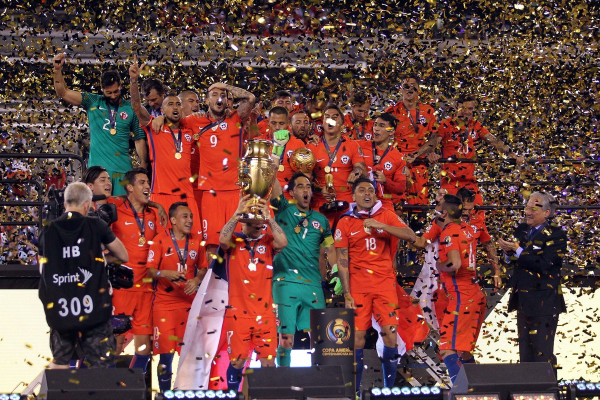 LaRoja's tweet photo. ¡Campeones centenarios! #LaRoja gana en la final a Argentina y es el monarca del continente https://t.co/BIf4KR62uA https://t.co/PeZv7op7b4