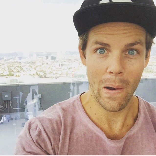 Finnick Odair tweet media