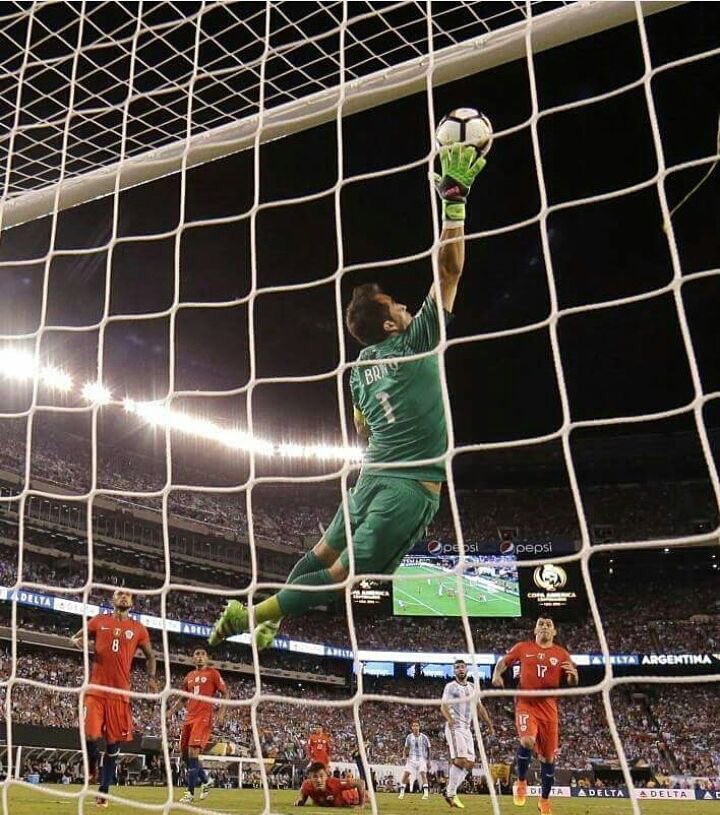 jonytorre_cl's tweet photo. Dentro o fuera del campeonato, de haber o no ganado la copa. creo esta imagen de @C1audioBravo fue lejos la mejor https://t.co/GHmpqSh47L