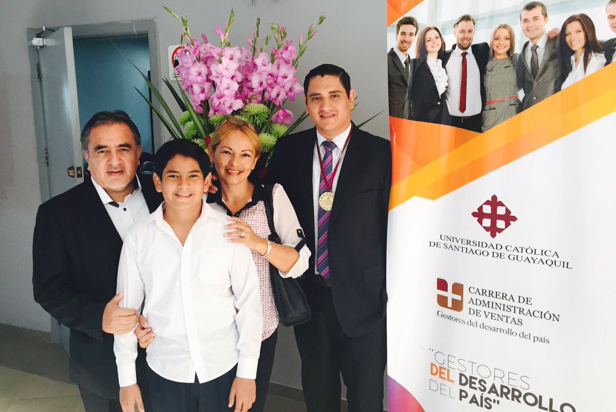 lmochaa's tweet photo. Reconocimiento académico #XIpromo #Ucsg #IngAdmVentas https://t.co/IdB7ELKiN0