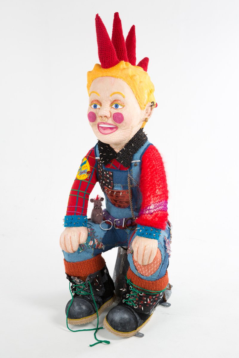 Oor wullie bucket trail starts today! in Dundee #oorwulliebuckettrail @OWbuckettrail our tribute to Punk and Knit!