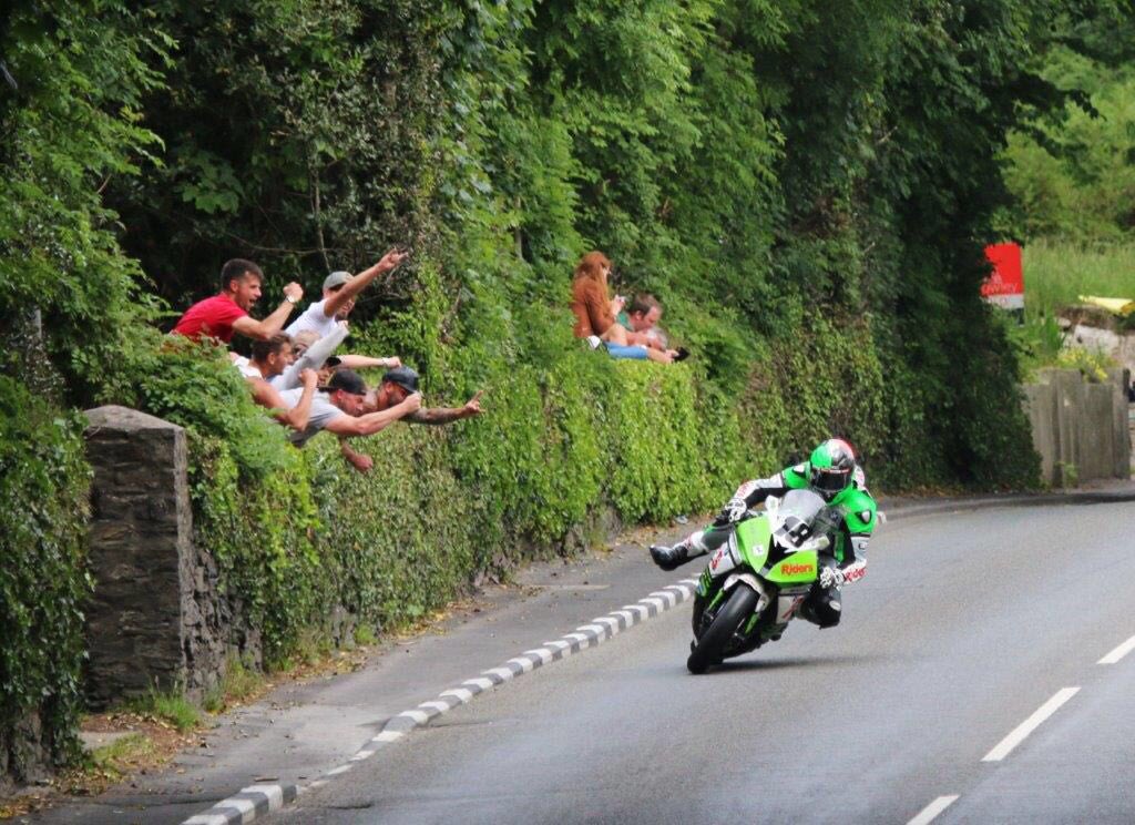 When ya mates make effort to go <a href="/iom_tt/">Isle of Man TT</a> you gota show some appreciation even if its in the Senior on a blind corner