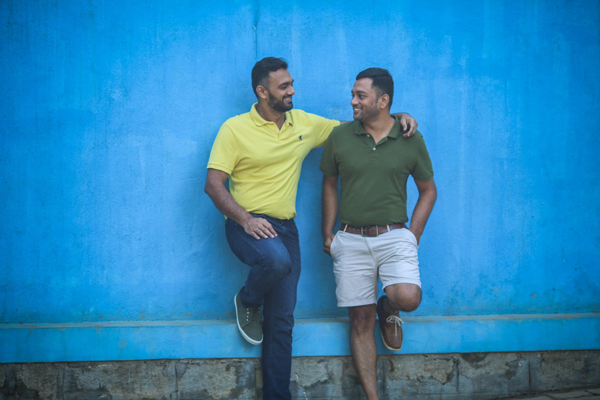 Indian gay couple celebrates their love in candid photo shoot https://t.co/...