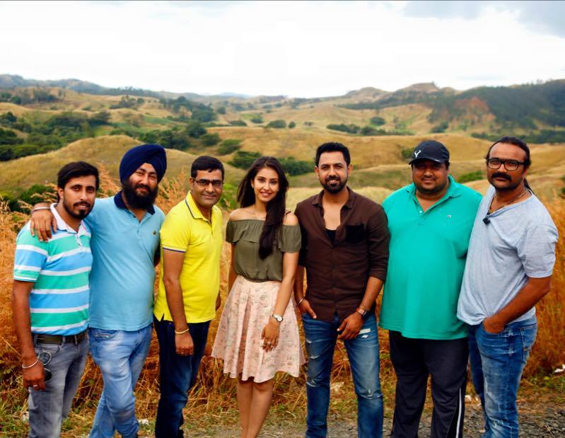 GippyGrewal's tweet photo. New movie di shoot chal rahi aa ji te pehli war romantic film kar riha umeed hai pyar... https://t.co/6RLZpeKigE https://t.co/gjYkrCs4yW