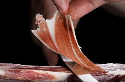 moniberic's tweet photo. Cortar jamón: Coloca la parte contraria a la pezuña hacia ti y realiza los cortes de arriba abajo #ConsejoMoniberic https://t.co/5iIy1tUMoq