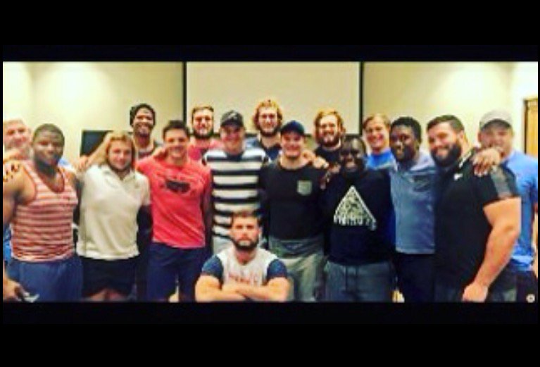 marcelvdm1's tweet photo. Looking forward to the week ahead with these legends! @BlueBullsRugby @XandervRensburg #SSRugby #bluebulls #2016 https://t.co/5IjZXA4G8I