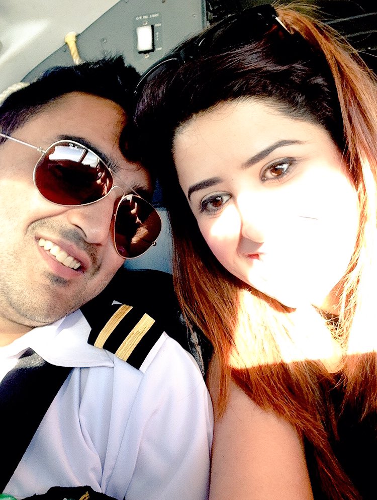 MaaNey's tweet photo. The captain and I. #Flighttoeverest #nepal #throwback! #Everest https://t.co/3DoxvTWEhU