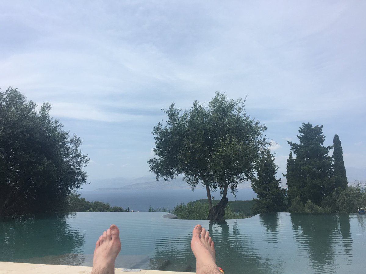 HumbleHeadhunt's tweet photo. Morning Twitter- bossing it here! #mondaymotivation #brexit #sun #summerholiday https://t.co/c9LUvUFZCp
