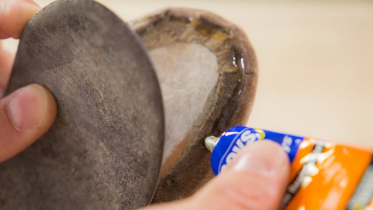 Handfie's tweet photo. ¿La suela de tus zapatos favoritos se ha roto? DON´T WORRY. Tiene solución ➜ https://t.co/YjvwSZlYo3 https://t.co/QStaNyVG3h