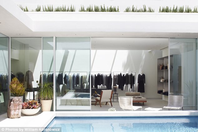 crossmarks's tweet image. MUST SEE: The Row, shoppen in het appartement van de Olsen Twins... #mustsee @THEROW bit.ly/2908Har