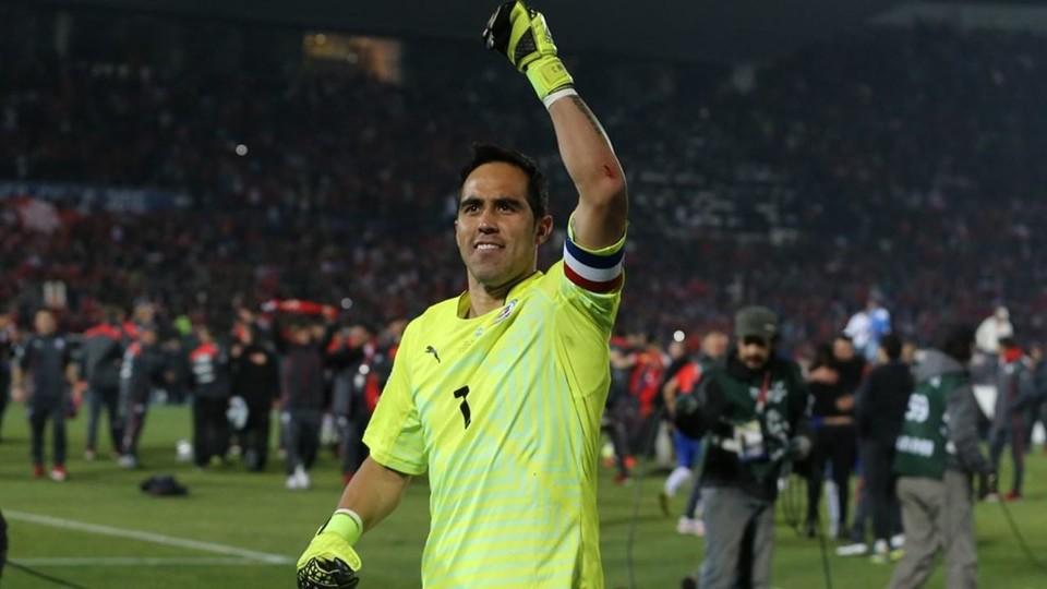 FCBarcelona's tweet photo. Barça's Claudio Bravo, hero of the #CopaAmérica final: https://t.co/lR71Iph7Of | #Copa100 https://t.co/FbvuN2Gfe9
