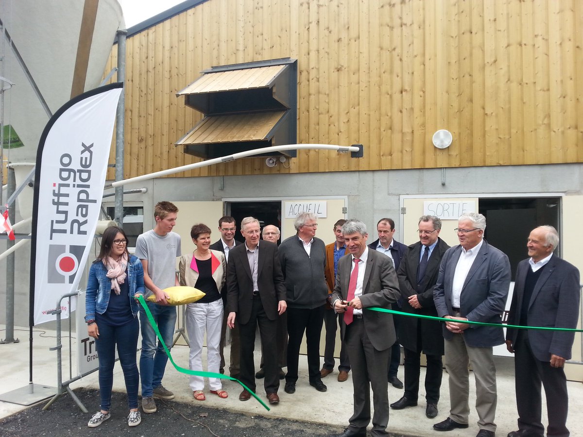 Tuffigorapidex's tweet photo. Inauguration école 23 juin 2016 #agriculture #nivot #triscalia #cst @Olivierallain22 @RichardFerrand @chambagri_29 https://t.co/9ODTB2SN6Q