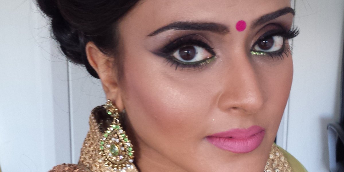 Pink lips and touches of sparkle - a beauty look fit for a real bride. ow.ly/OHaV301s6lC