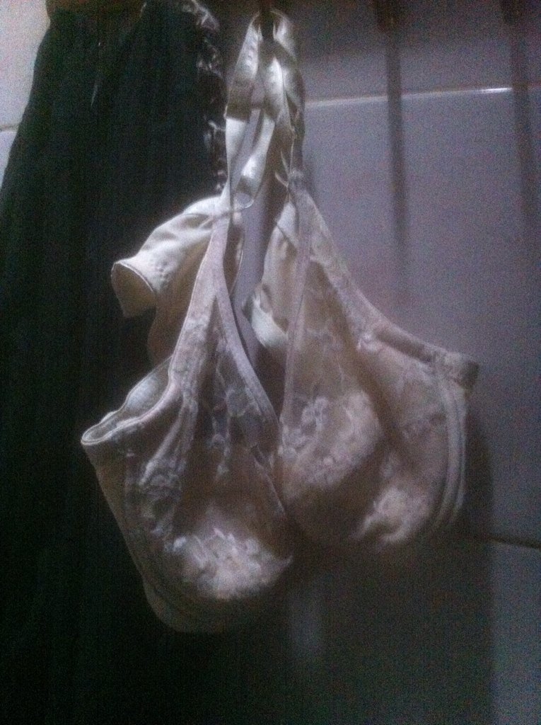 cium_beha's tweet photo. Beha mama pas dicium,,bau acemm,,bekas keringet aroma toket..hmmmm https://t.co/P9deixLd8x