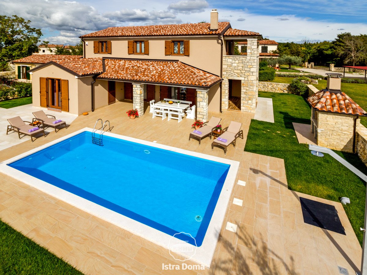 IstraDoma's tweet photo. #vakantievilla voor 6-8 pers. #Istrie #Kroatie 9 t/m 16 juli van € 1920 voor € 1620. Boek nu! #istria #holiday https://t.co/w0lDa6sEEf