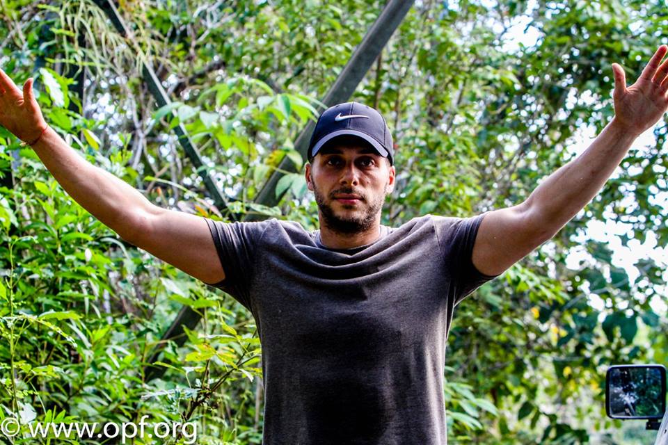 BorneoOSUK's tweet photo. Documentary cameraman, @JULESPHILIPPI, shows off his own impressive arm span. #FilmFreedom https://t.co/Xvm6zigbK9