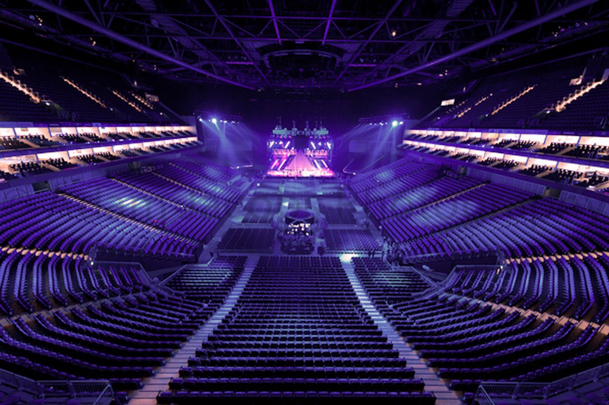 CabeYofeels's tweet photo. this is the O2 Arena!!! this is what the girls have to fill up with a capacity of 20,000 😩😩😩 https://t.co/JJuxbHs0N7