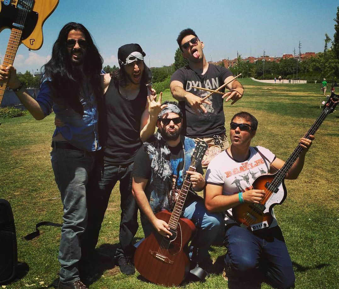 Siento pena por vosotros, no pertenecéis a la mejor banda de rock del mundo. Yo sí...
#RockAndJokeBand