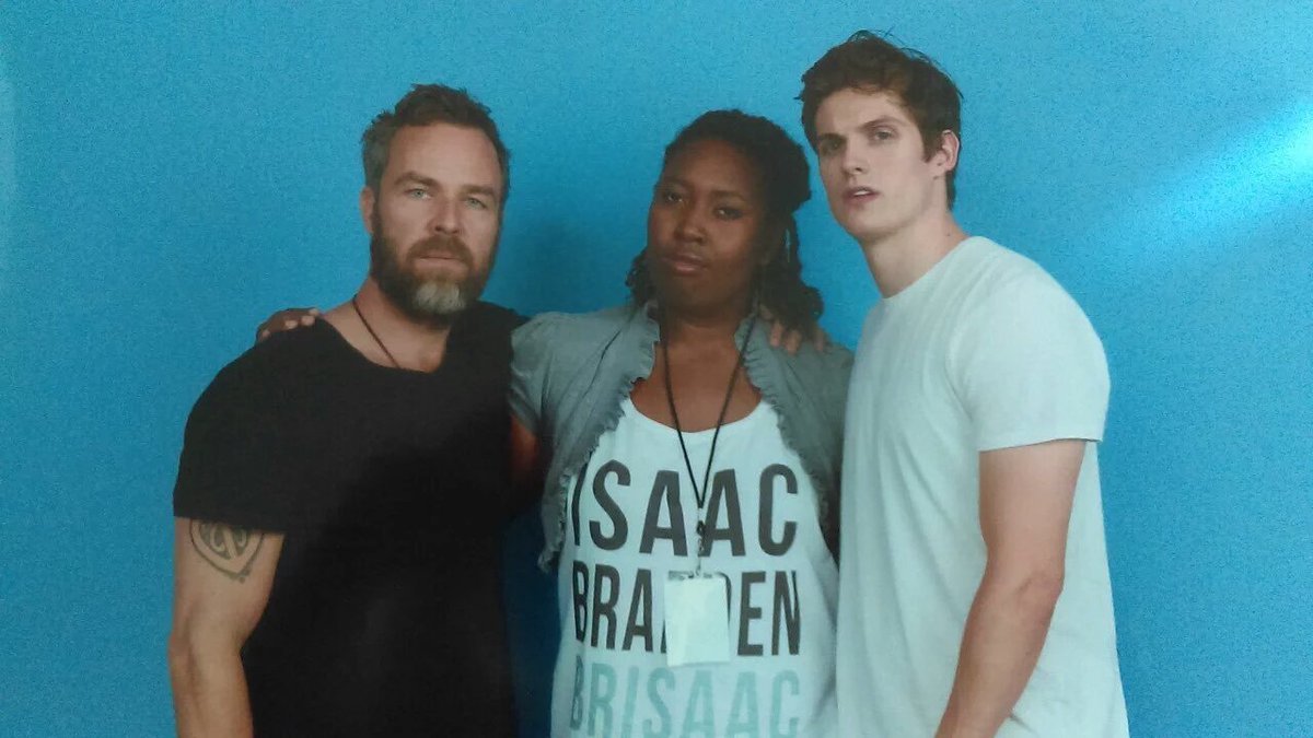 LolMdrr___'s tweet photo. 📷 Daniel, JR et Ian avec des fans à la #howlercon : https://t.co/SgZQxeh9ig