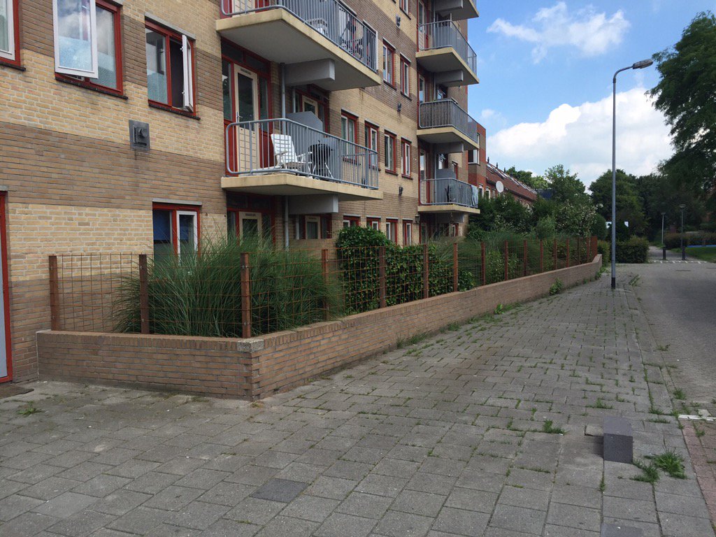 Beijum050's tweet photo. Het hekwerk is geplaatst, deze week komt de hedra er tegenaan. #wibenaheerd #beijum #nijestee https://t.co/GNGDajxe21