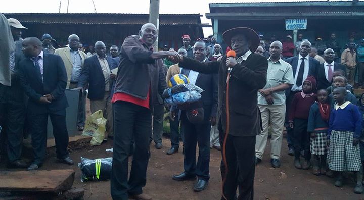 countyetu's tweet photo. Governor hands over sporting kits to represenratives of various teams in Gwa Kio... - https://t.co/KT0AGVapWR https://t.co/5opUcMaTPv