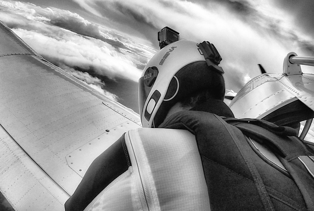 fl0WRobin's tweet image. Perfect integration of the @senabluetooth #U10 into my @cookiehelmets #wingsuit #connected #senna