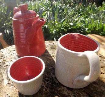 RuralArtJB's tweet photo. Happy Monday to all you rain-soaked people.  Let's put the kettle on and warm up. X #pottery #Frome #Bath https://t.co/vbcRy8RMBH